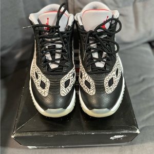 Men’s Jordan 11 Low IE size 10.5..Good Used condition